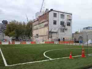 Football in the gap - von Nike gestellter Platz in der City