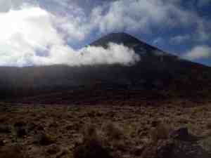 die lange weisse Wolke auf dem Tongariro Alpine Crossing
