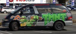 Ein Wicked Camper mit bunter Bemalung in Christchurch